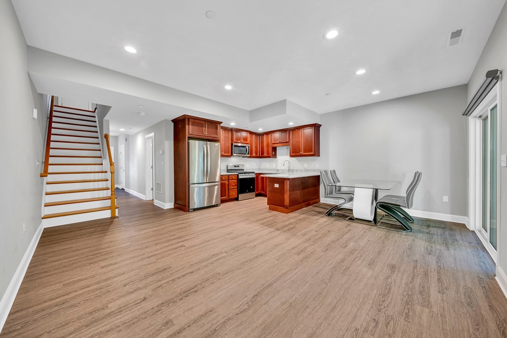 1455 Main St, Tewksbury, Massachusetts, 2 Bedrooms Bedrooms, 6 Rooms Rooms,2.5 BathroomsBathrooms,Residential,For Sale,Main St,73465011