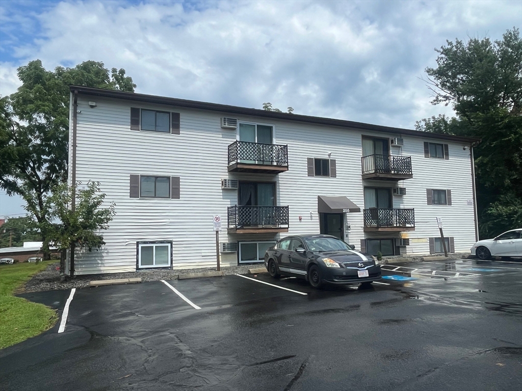 255 Danforth St., Fall River, Massachusetts, 2 Bedrooms Bedrooms, 4 Rooms Rooms,1 BathroomBathrooms,Residential Lease,For Rent,Danforth St.,73465016