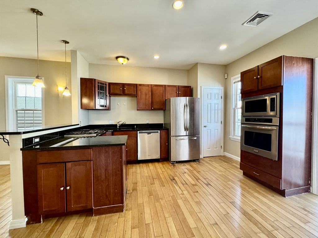 22 Elmore St, Boston, Massachusetts, 2 Bedrooms Bedrooms, 5 Rooms Rooms,2 BathroomsBathrooms,Residential Lease,For Rent,Elmore St,73465114