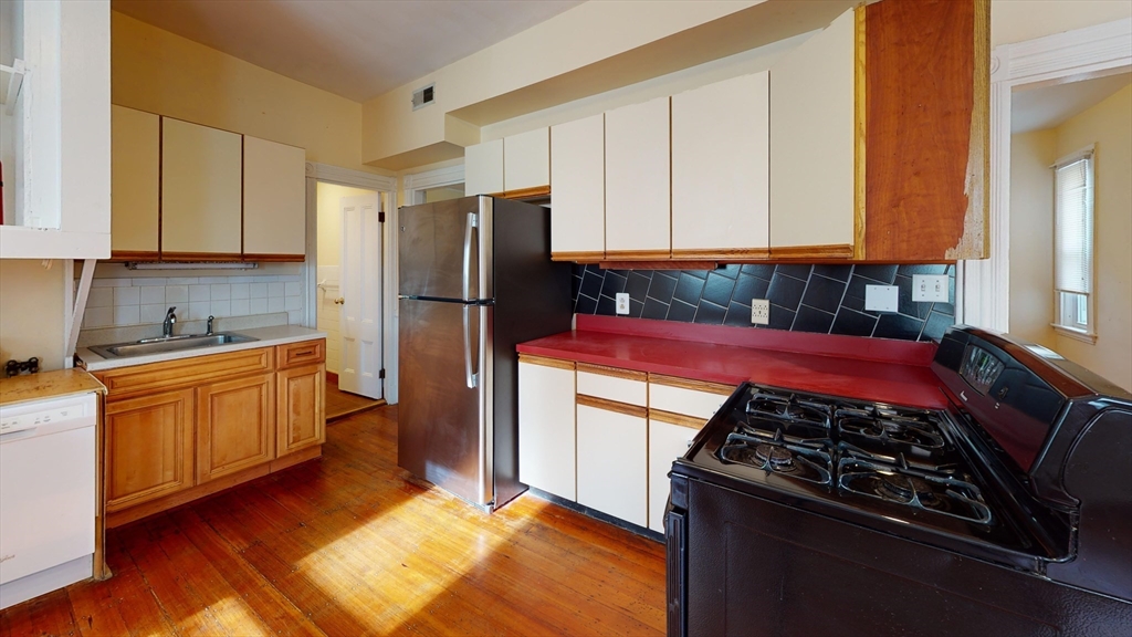 192 Hillside Street, Boston, Massachusetts, 3 Bedrooms Bedrooms, 4 Rooms Rooms,1 BathroomBathrooms,Residential Lease,For Rent,Hillside Street,73465051