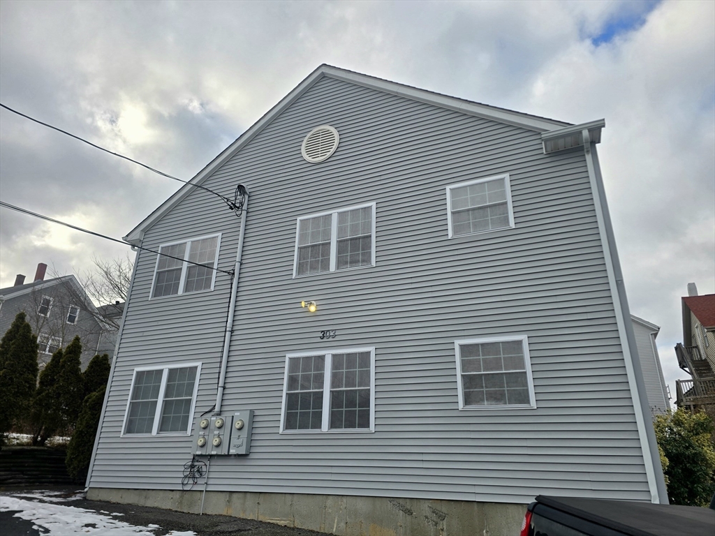 303 Eagle Street, Fall River, Massachusetts, 2 Bedrooms Bedrooms, 4 Rooms Rooms,1 BathroomBathrooms,Residential,For Sale,Eagle Street,73465064