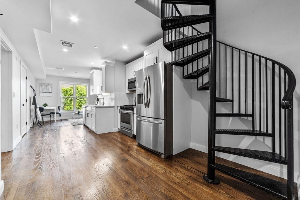 221 Paris St., Boston, Massachusetts, 2 Bedrooms Bedrooms, 4 Rooms Rooms,1.5 BathroomsBathrooms,Residential Lease,For Rent,Paris St.,73465188