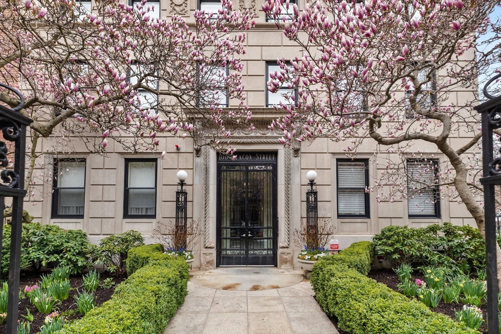 100 Beacon Street, Boston, Massachusetts, 4 Bedrooms Bedrooms, 9 Rooms Rooms,4.5 BathroomsBathrooms,Residential,For Sale,Beacon Street,73465266