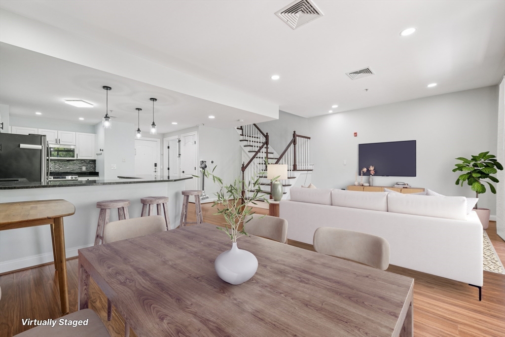 614 Pond St, Braintree, Massachusetts, 2 Bedrooms Bedrooms, 4 Rooms Rooms,2.5 BathroomsBathrooms,Residential,For Sale,Pond St,73465284