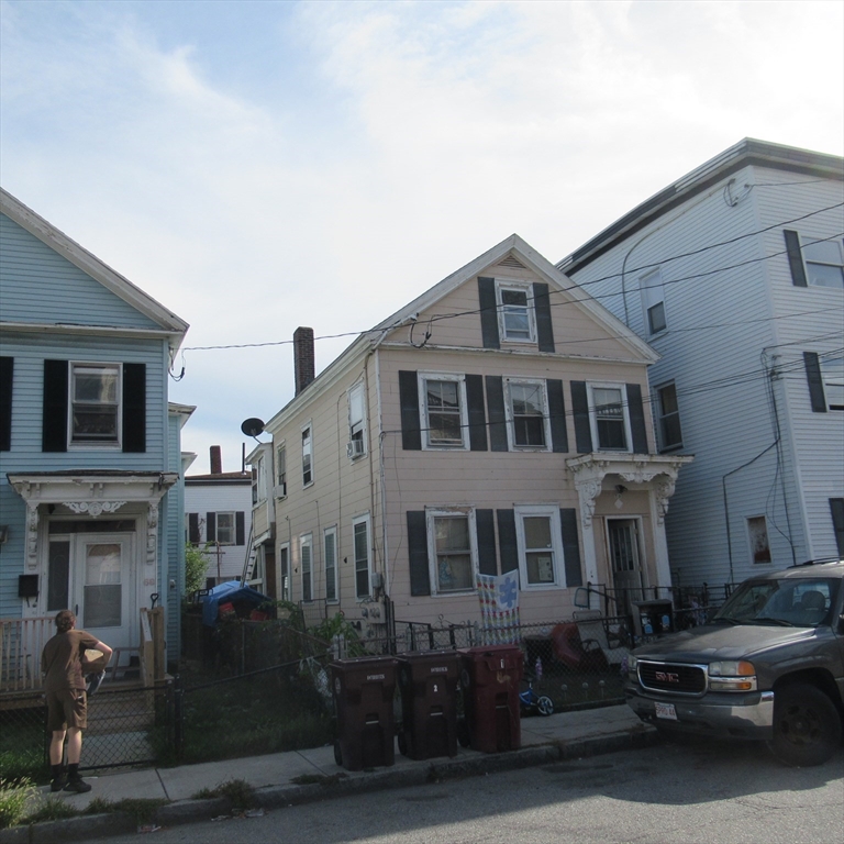 70 Elm Street, Lowell, Massachusetts, 6 Bedrooms Bedrooms, 10 Rooms Rooms,2 BathroomsBathrooms,Residential Income,For Sale,Elm Street,73439315