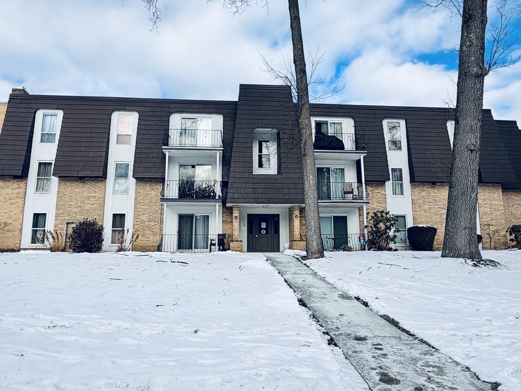 8 Shadowbrook Ln, Milford, Massachusetts, 2 Bedrooms Bedrooms, 4 Rooms Rooms,1.5 BathroomsBathrooms,Residential,For Sale,Shadowbrook Ln,73465332