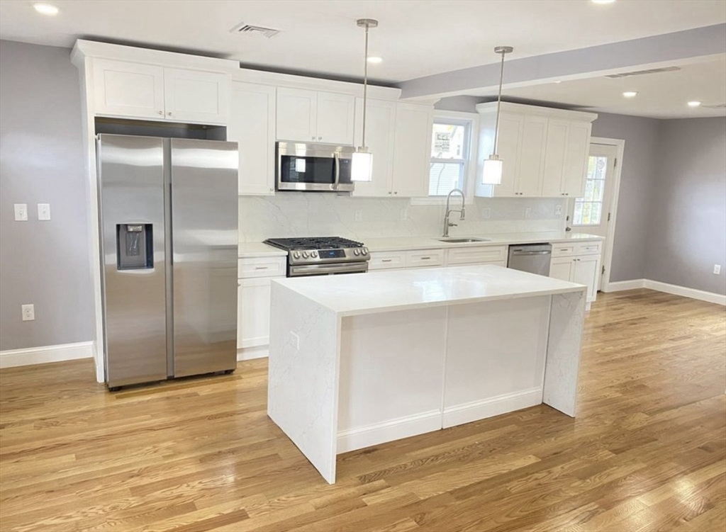 6 Charter St, Danvers, Massachusetts, 4 Bedrooms Bedrooms, 6 Rooms Rooms,2 BathroomsBathrooms,Residential Lease,For Rent,Charter St,73465491