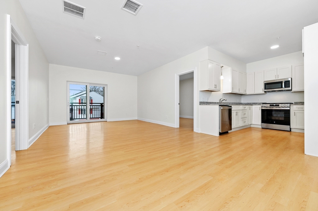 10 Franklin Ave, Revere, Massachusetts, 2 Bedrooms Bedrooms, 5 Rooms Rooms,1 BathroomBathrooms,Residential,For Sale,Franklin Ave,73465514