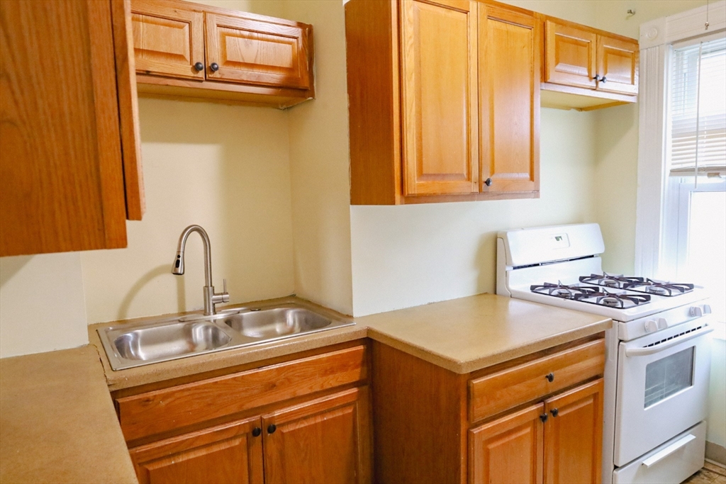 159 Covel, Fall River, Massachusetts, 3 Bedrooms Bedrooms, 5 Rooms Rooms,1 BathroomBathrooms,Residential Lease,For Rent,Covel,73465527