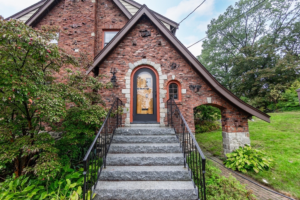 93 Churchill Ave, Arlington, Massachusetts, 3 Bedrooms Bedrooms, 6 Rooms Rooms,1.5 BathroomsBathrooms,Residential Lease,For Rent,Churchill Ave,73465346