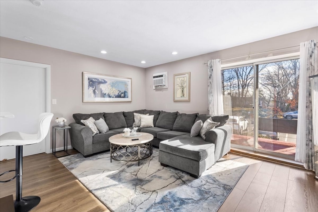 115. Grove St, Boston, Massachusetts, 1 Bedroom Bedrooms, 3 Rooms Rooms,1 BathroomBathrooms,Residential,For Sale,Grove St,73465353