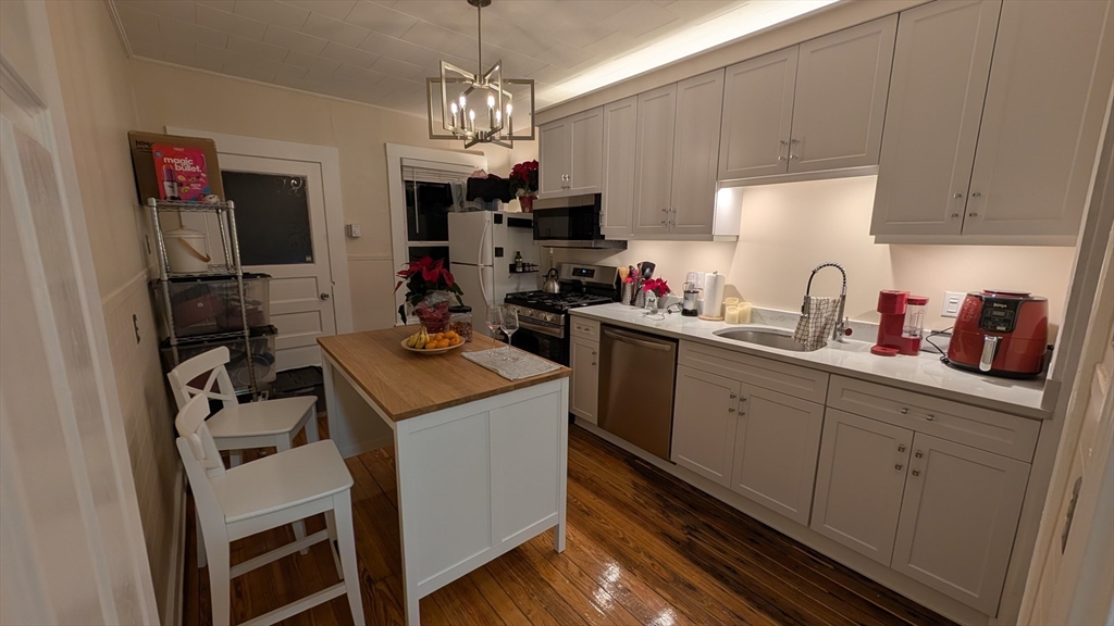 54 Saxton St, Boston, Massachusetts, 2 Bedrooms Bedrooms, 6 Rooms Rooms,1 BathroomBathrooms,Residential Lease,For Rent,Saxton St,73460394