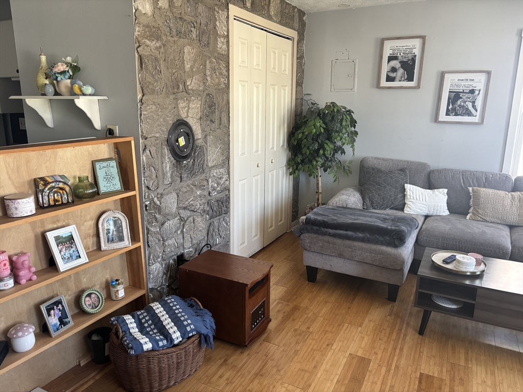 525 E 3rd St, Boston, Massachusetts, 2 Bedrooms Bedrooms, 4 Rooms Rooms,1 BathroomBathrooms,Residential Lease,For Rent,E 3rd St,73465394