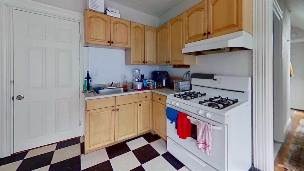 32 Gordon St., Boston, Massachusetts, 3 Bedrooms Bedrooms, 5 Rooms Rooms,1 BathroomBathrooms,Residential Lease,For Rent,Gordon St.,73465429