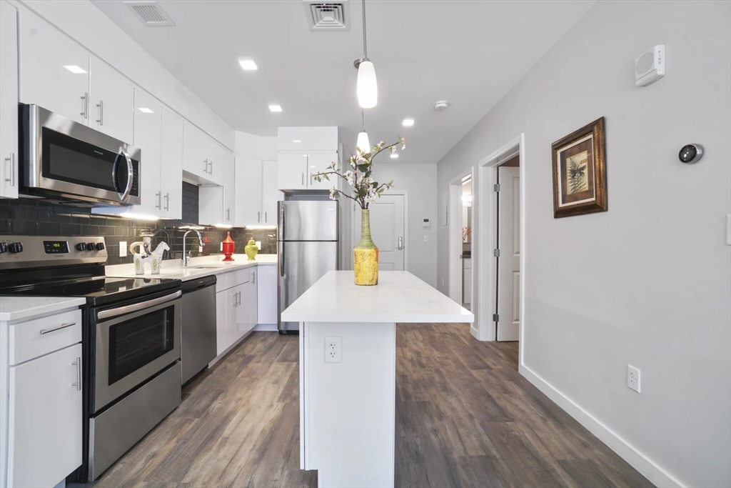 10 Essex St, Cambridge, Massachusetts, 3 Bedrooms Bedrooms, 5 Rooms Rooms,2 BathroomsBathrooms,Residential Lease,For Rent,Essex St,73442310