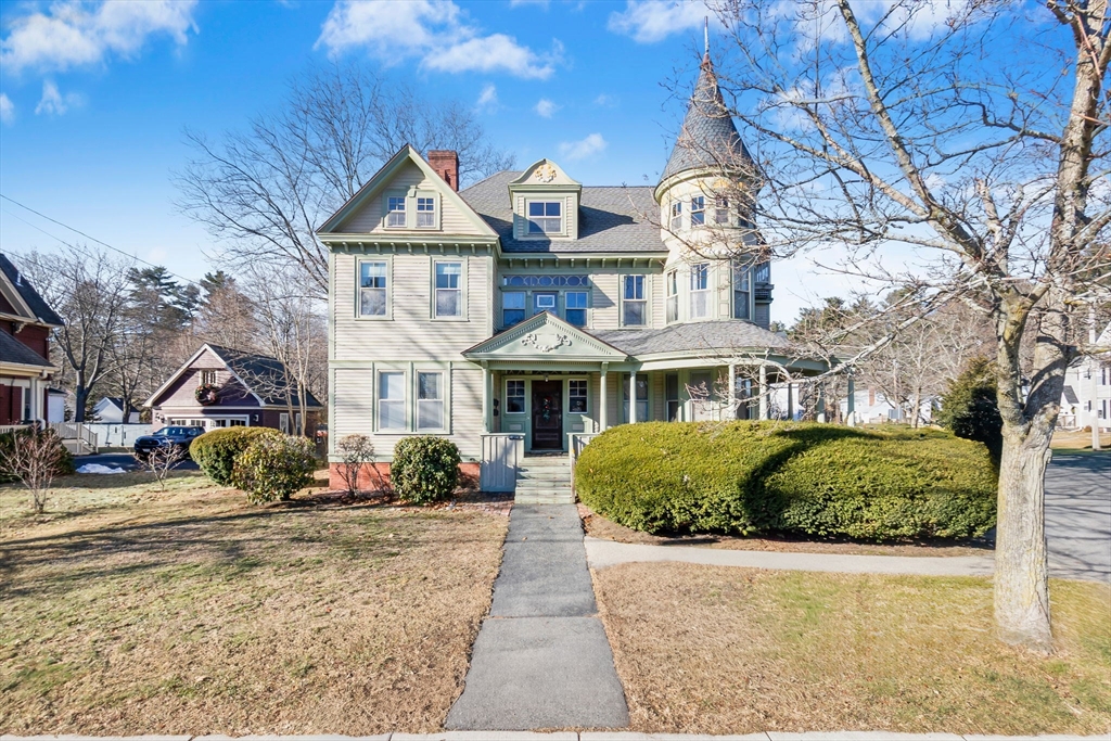 1 Hillside Ave, Amesbury, Massachusetts, 2 Bedrooms Bedrooms, 6 Rooms Rooms,1 BathroomBathrooms,Residential,For Sale,Hillside Ave,73465649