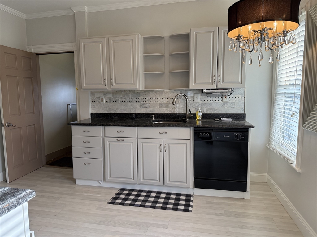 38 Russell St., Malden, Massachusetts, 2 Bedrooms Bedrooms, 5 Rooms Rooms,1 BathroomBathrooms,Residential Lease,For Rent,Russell St.,73465698