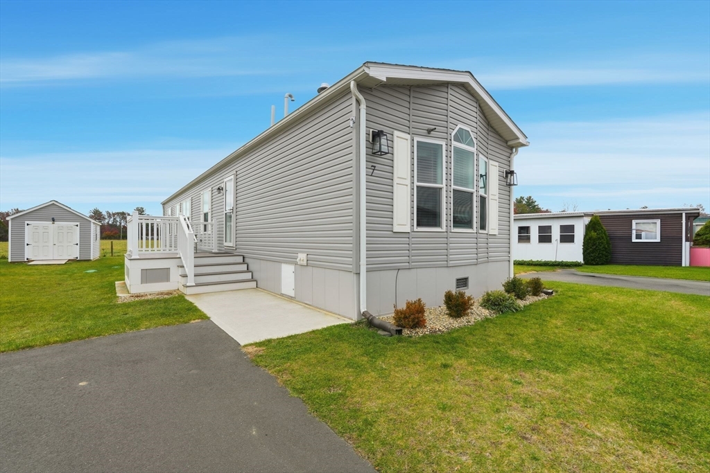 7 1st Ave, Westfield, Massachusetts, 2 Bedrooms Bedrooms, 4 Rooms Rooms,2 BathroomsBathrooms,Residential,For Sale,1st Ave,73454457