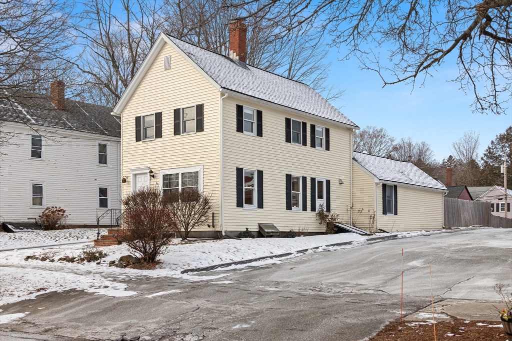 11 Central St, Georgetown, Massachusetts, 2 Bedrooms Bedrooms, 6 Rooms Rooms,1.5 BathroomsBathrooms,Residential,For Sale,Central St,73465609
