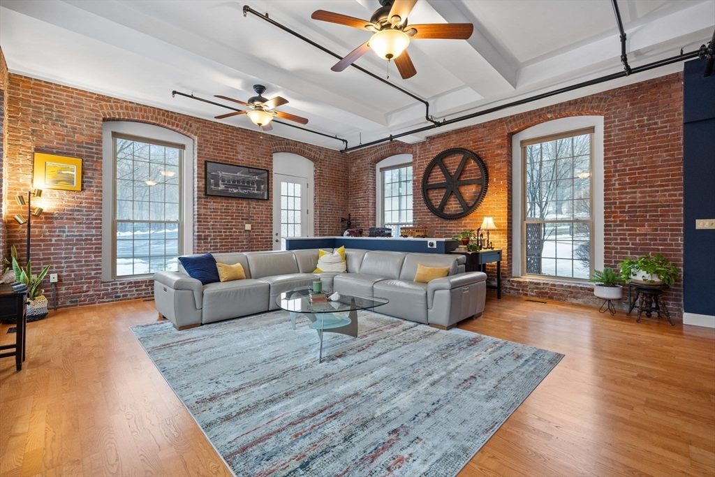 12 Brookside Rd, Westford, Massachusetts, 2 Bedrooms Bedrooms, 5 Rooms Rooms,2 BathroomsBathrooms,Residential,For Sale,Brookside Rd,73465735