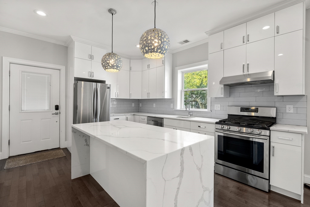 301 Saratoga St, Boston, Massachusetts, 2 Bedrooms Bedrooms, 6 Rooms Rooms,2 BathroomsBathrooms,Residential,For Sale,Saratoga St,73465802