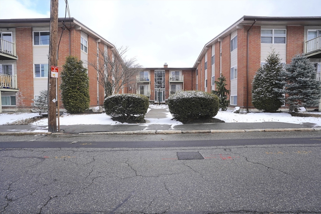 148 Stevens St, Lowell, Massachusetts, 2 Bedrooms Bedrooms, 5 Rooms Rooms,1 BathroomBathrooms,Residential Lease,For Rent,Stevens St,73465868