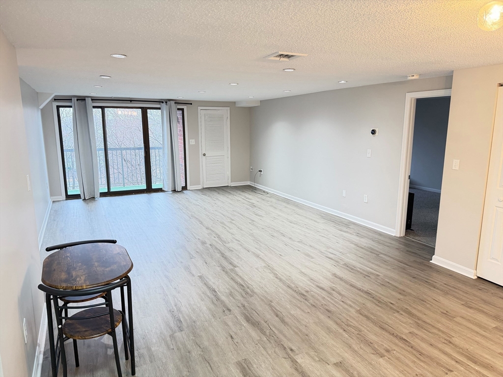 8 9th St, Medford, Massachusetts, 2 Bedrooms Bedrooms, 4 Rooms Rooms,2 BathroomsBathrooms,Residential Lease,For Rent,9th St,73461867