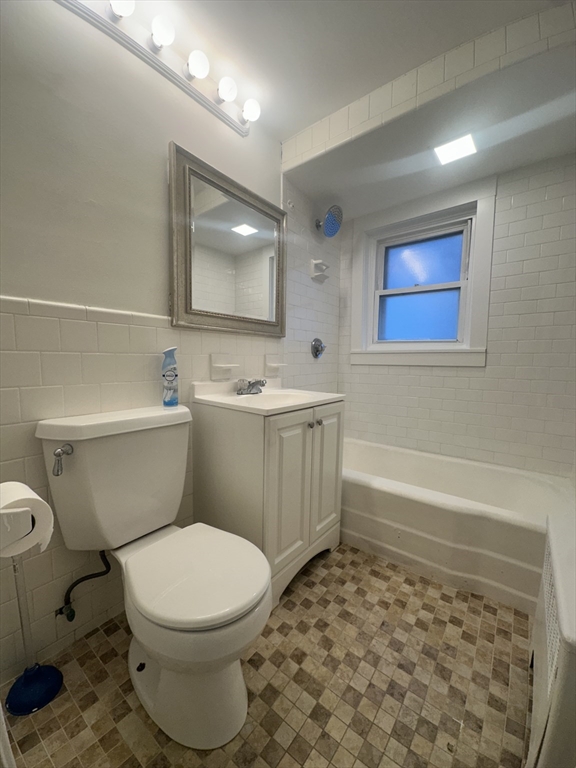 842 Saratoga St, Boston, Massachusetts, 3 Bedrooms Bedrooms, 5 Rooms Rooms,1 BathroomBathrooms,Residential Lease,For Rent,Saratoga St,73465990