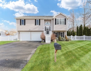 126 Stackhouse St, Dartmouth, Massachusetts, 3 Bedrooms Bedrooms, 6 Rooms Rooms,2.5 BathroomsBathrooms,Residential,For Sale,Stackhouse St,73465131