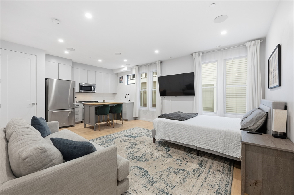 340 W 2nd St, Boston, Massachusetts, 1 Bedroom Bedrooms, 3 Rooms Rooms,1 BathroomBathrooms,Residential,For Sale,W 2nd St,73466088