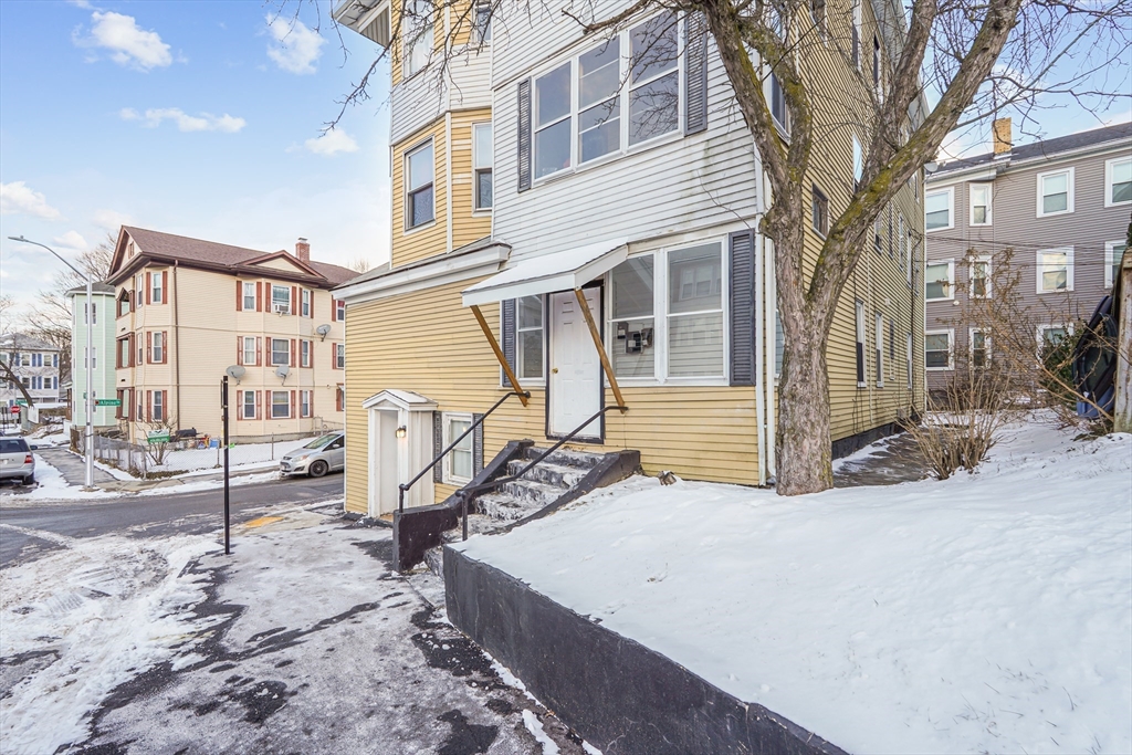 13-15 Sterling St, Worcester, Massachusetts, 10 Bedrooms Bedrooms, 15 Rooms Rooms,4 BathroomsBathrooms,Residential Income,For Sale,Sterling St,73466017