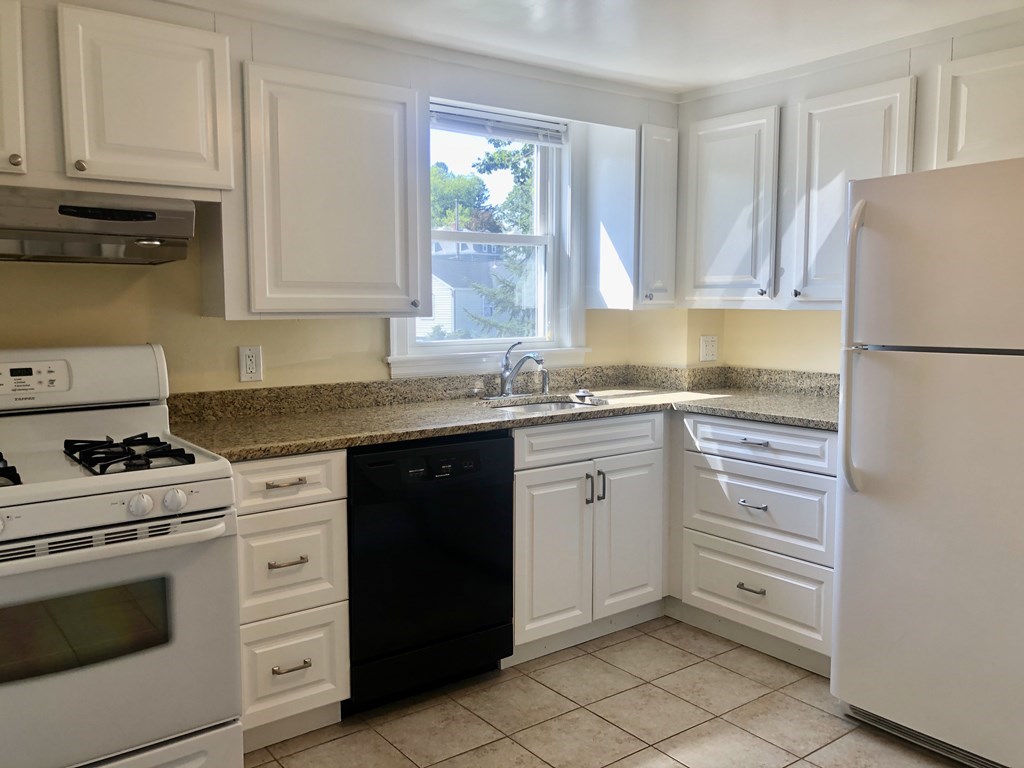 17 Hatfield Road, Newton, Massachusetts, 3 Bedrooms Bedrooms, 7 Rooms Rooms,2 BathroomsBathrooms,Residential Lease,For Rent,Hatfield Road,73466129