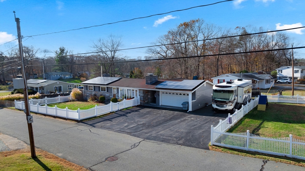 2 Crestwood Rd, Leicester, Massachusetts, 4 Bedrooms Bedrooms, 10 Rooms Rooms,2.5 BathroomsBathrooms,Residential Income,For Sale,Crestwood Rd,73456295