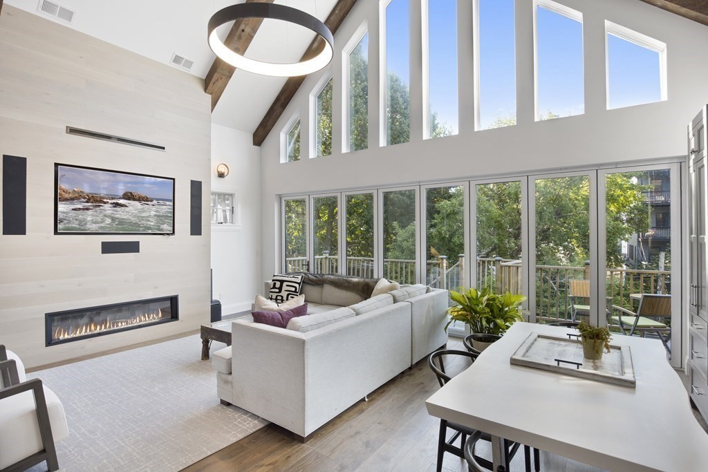 719 E 2nd St, Boston, Massachusetts, 3 Bedrooms Bedrooms, 7 Rooms Rooms,2.5 BathroomsBathrooms,Residential Lease,For Rent,E 2nd St,73466239