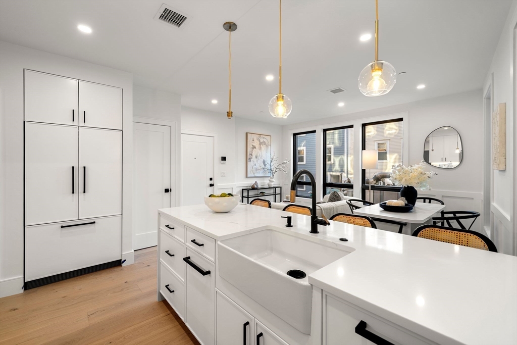 136 W 8th St, Boston, Massachusetts, 2 Bedrooms Bedrooms, 7 Rooms Rooms,2 BathroomsBathrooms,Residential,For Sale,W 8th St,73466236