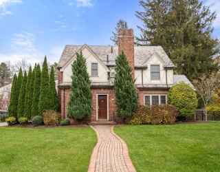 55 Evelyn Rd, Newton, Massachusetts, 4 Bedrooms Bedrooms, 8 Rooms Rooms,3.5 BathroomsBathrooms,Residential,For Sale,Evelyn Rd,73466241