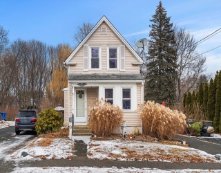 57 Adams St, Danvers, Massachusetts, 2 Bedrooms Bedrooms, 5 Rooms Rooms,1 BathroomBathrooms,Residential,For Sale,Adams St,73466308