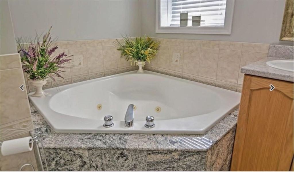 56 Valley St, Everett, Massachusetts, 5 Bedrooms Bedrooms, 9 Rooms Rooms,4 BathroomsBathrooms,Residential,For Sale,Valley St,73466299