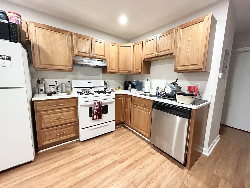 92 Hammond Street, Boston, Massachusetts, 3 Bedrooms Bedrooms, 5 Rooms Rooms,1 BathroomBathrooms,Residential Lease,For Rent,Hammond Street,72784257