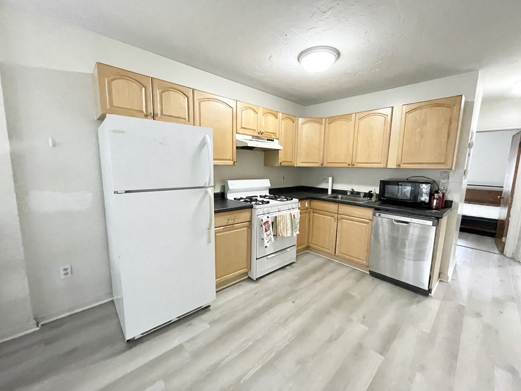 92 Hammond Street, Boston, Massachusetts, 2 Bedrooms Bedrooms, 4 Rooms Rooms,1 BathroomBathrooms,Residential Lease,For Rent,Hammond Street,72619567