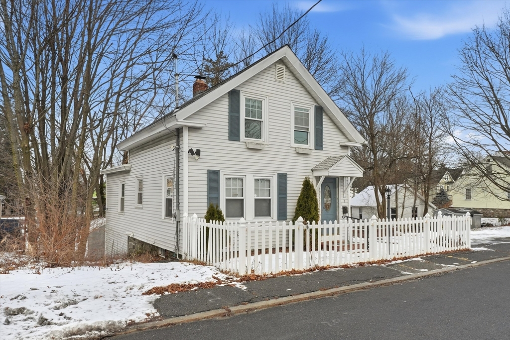 7 Mystic Street, Methuen, Massachusetts, 3 Bedrooms Bedrooms, 6 Rooms Rooms,1 BathroomBathrooms,Residential,For Sale,Mystic Street,73466445