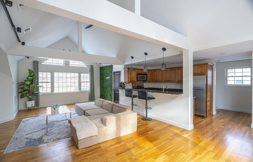 1364 High St, Westwood, Massachusetts, 1 Bedroom Bedrooms, 3 Rooms Rooms,1 BathroomBathrooms,Residential Lease,For Rent,High St,73466534