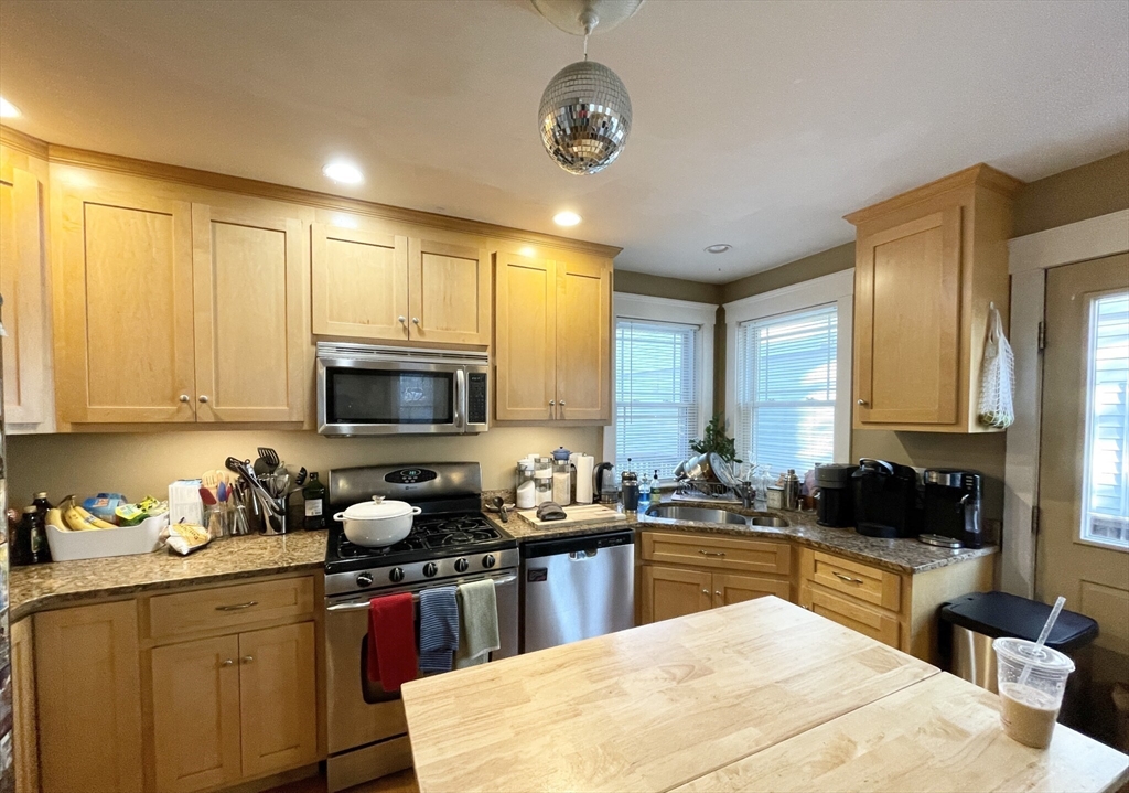 23 Iroquois, Boston, Massachusetts, 4 Bedrooms Bedrooms, 9 Rooms Rooms,3.5 BathroomsBathrooms,Residential Lease,For Rent,Iroquois,73320926