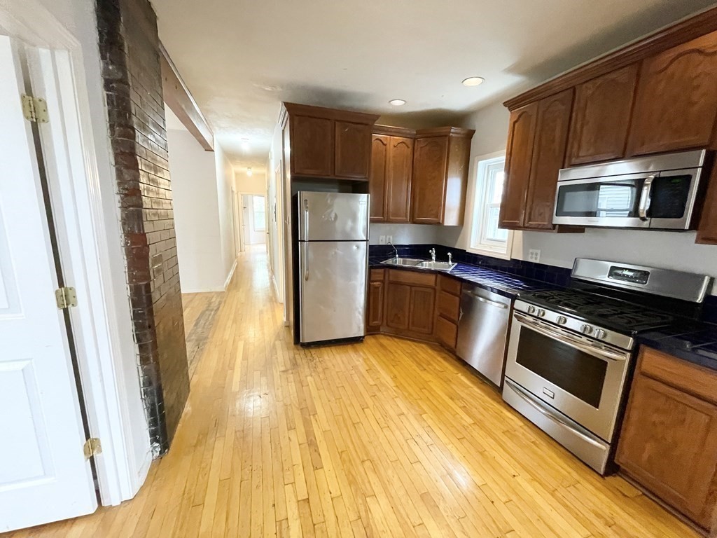 7 Iroquois Street, Boston, Massachusetts, 4 Bedrooms Bedrooms, 7 Rooms Rooms,1.5 BathroomsBathrooms,Residential Lease,For Rent,Iroquois Street,72925521