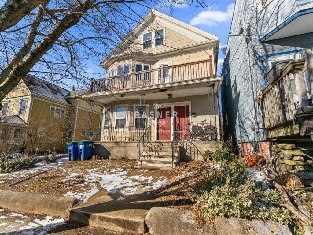 31 Moore St, Somerville, Massachusetts, 2 Bedrooms Bedrooms, 5 Rooms Rooms,1 BathroomBathrooms,Residential Lease,For Rent,Moore St,73466577