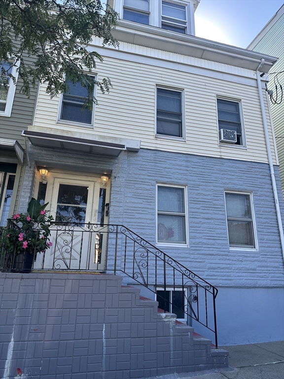 221 Trenton St, Boston, Massachusetts, 6 Bedrooms Bedrooms, 18 Rooms Rooms,3 BathroomsBathrooms,Residential Income,For Sale,Trenton St,73440173