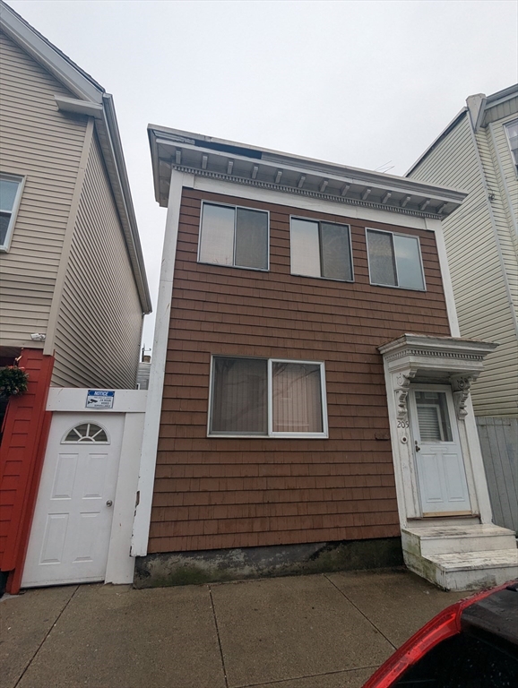 205 London Street, Boston, Massachusetts, 2 Bedrooms Bedrooms, 5 Rooms Rooms,1.5 BathroomsBathrooms,Residential,For Sale,London Street,73466748