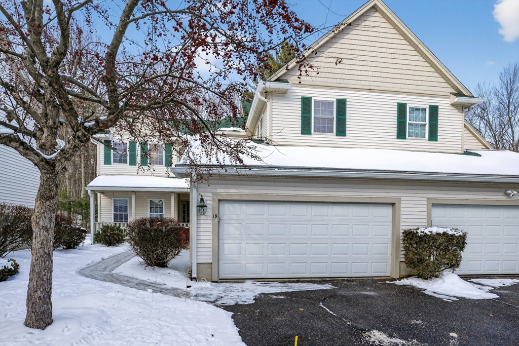 19 Village Cir, Milford, Massachusetts, 2 Bedrooms Bedrooms, 6 Rooms Rooms,2.5 BathroomsBathrooms,Residential,For Sale,Village Cir,73466835
