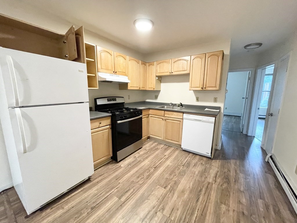 92 Hammond Street, Boston, Massachusetts, 3 Bedrooms Bedrooms, 5 Rooms Rooms,1 BathroomBathrooms,Residential Lease,For Rent,Hammond Street,72619575