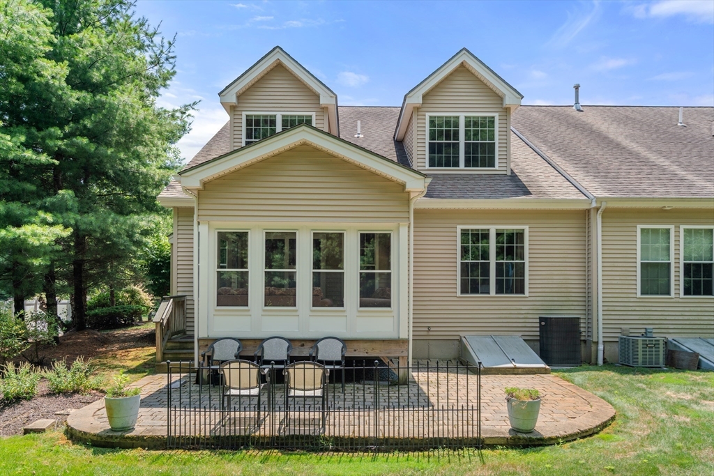 26 Stonebridge Dr, Hanson, Massachusetts, 3 Bedrooms Bedrooms, 6 Rooms Rooms,2.5 BathroomsBathrooms,Residential,For Sale,Stonebridge Dr,73466897